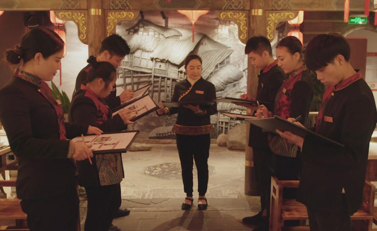 又一服務員被逼下跪！餐飲人的尊嚴誰來維護？